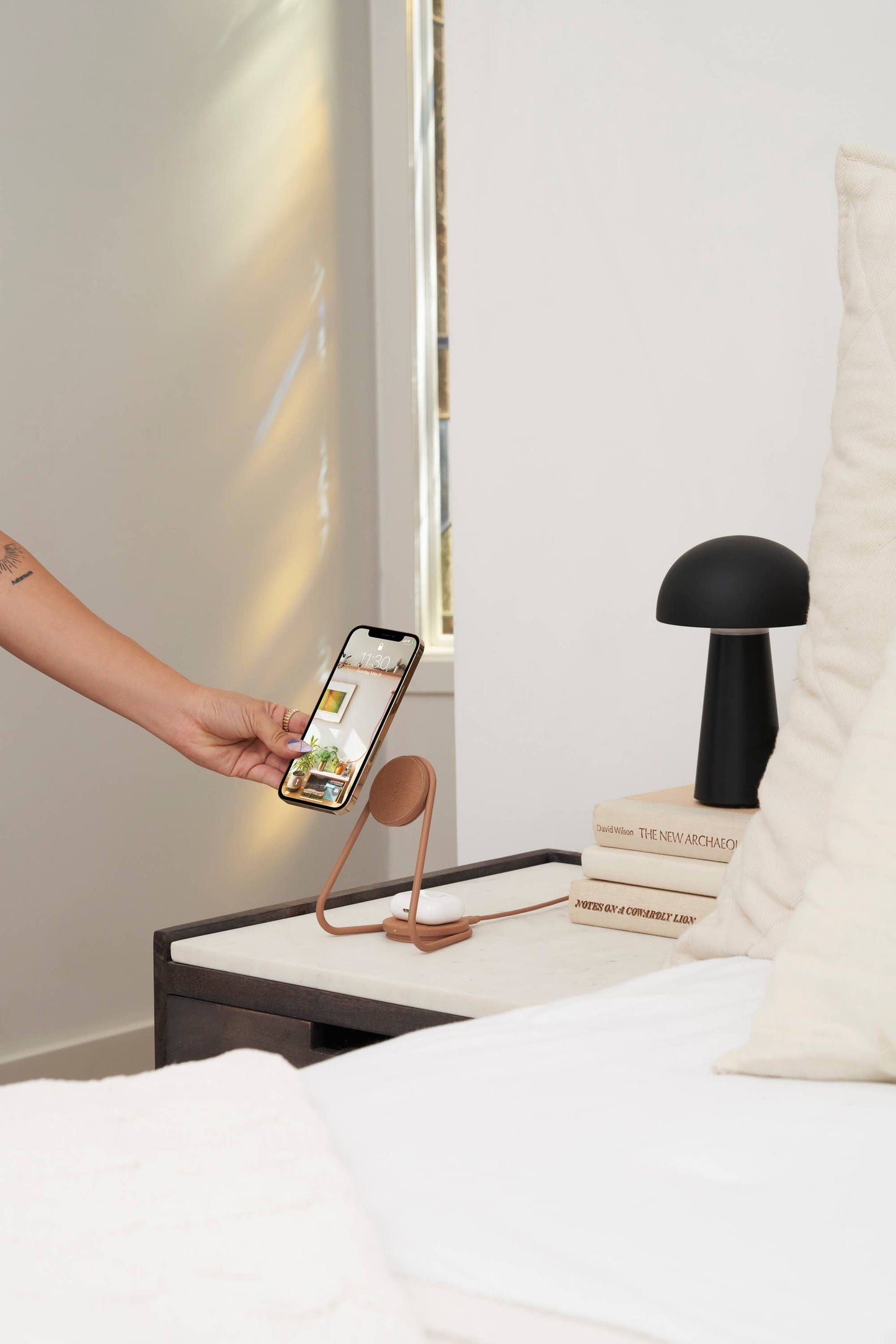 MAG:2 - Essentials Linen Wireless Charger Stand (Magnetic)